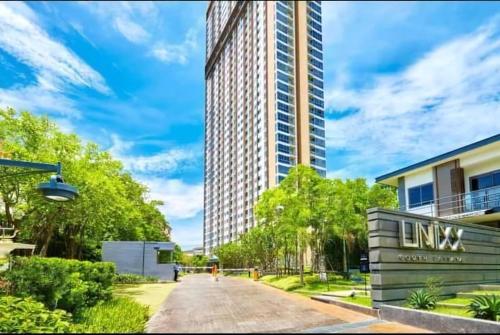 vue d'un immeuble de grande hauteur depuis une rue dans l'établissement unixx seaview, à Pattaya (sud)