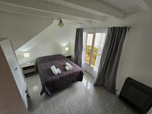 - une chambre avec un lit et une fenêtre dans l'établissement El Condor Fueguino II, à Ushuaia