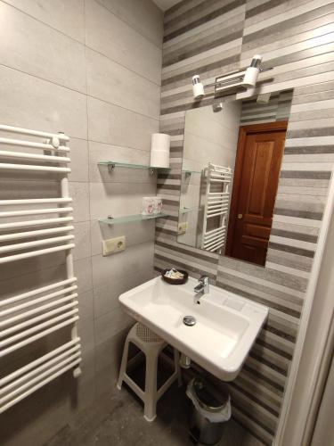 a bathroom with a sink and a mirror at Casa Rural Puerta del Sol II de 2 habitaciones in Candelario