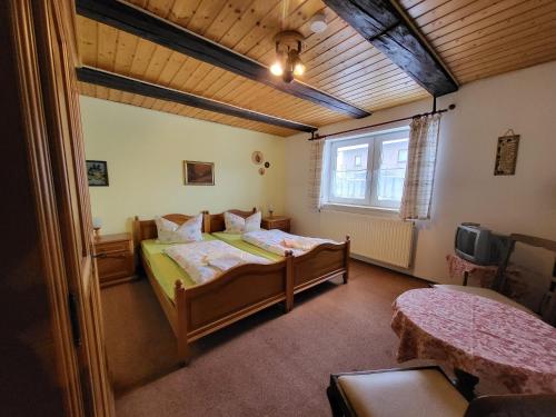 1 dormitorio con cama y ventana en Gasthaus Rennsteig en Kurort Steinbach-Hallenberg
