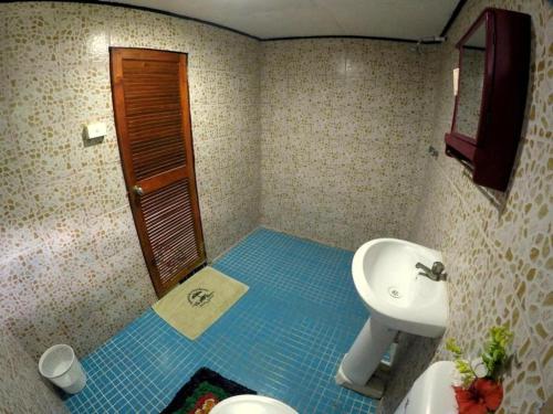 Korovou Eco Lodge في Naviti Island: حمام مع مرحاض ومغسلة