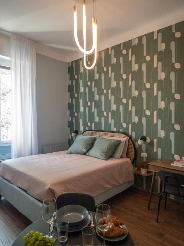 Un dormitorio con una cama con una pared verde y blanca en Mini suite di design, en Milán