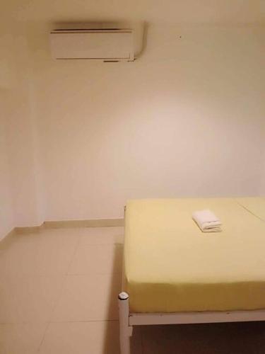 um quarto de hospital com uma cama e um aquecedor em Boracay Apartment unit 5 em Boracay