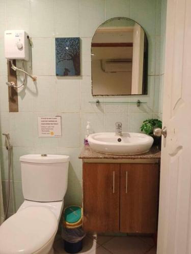 uma casa de banho com um WC branco e um lavatório. em Boracay Apartment unit 5 em Boracay