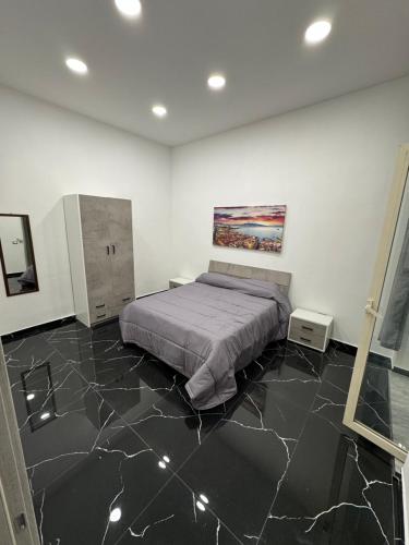 una camera da letto con un letto e un quadro sul muro di 081Napolivacanze a Napoli