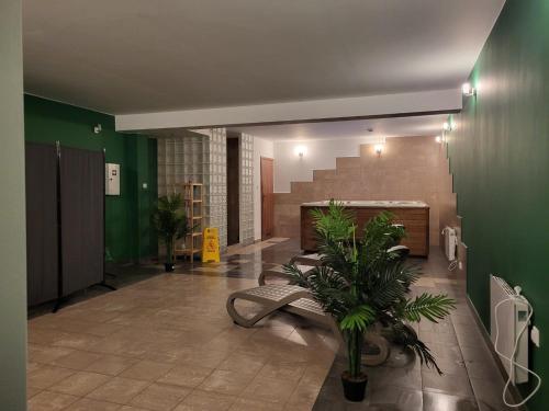 - une salle de bains avec un banc et des escaliers dans un bâtiment dans l'établissement Biały Miś Sauna & Jacuzzi, à Zakopane