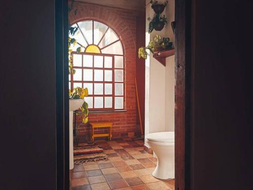 a bathroom with a toilet and a window at Casa rústica cercada de natureza em Atibaia in Atibaia