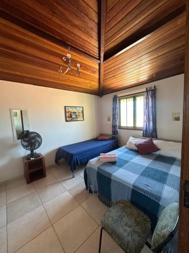 - une chambre avec deux lits et un plafond en bois dans l'établissement By Búzios Loft, à Búzios