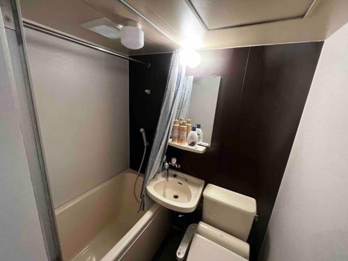 een kleine badkamer met een wastafel en een toilet bij USY Shinsaibashi in Osaka