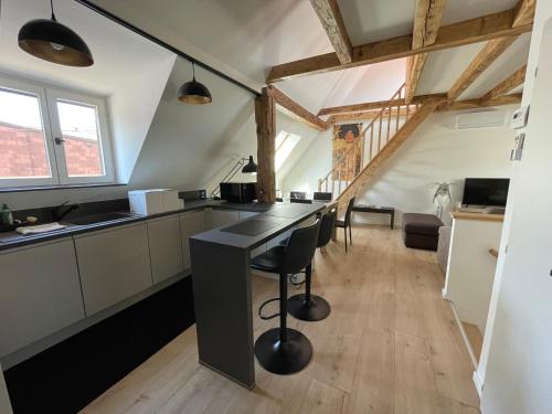 a kitchen with a black counter top in a room at Le 6B in Hoenheim