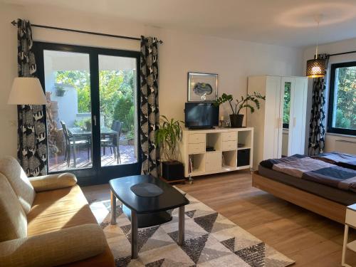 ein Schlafzimmer mit einem Bett, einem Sofa und einem Tisch in der Unterkunft Apartment Frohnau in Berlin