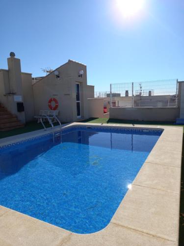 a swimming pool on the roof of a building at Apartamento Analema con piscina wifi y aire acondicionado in Moncófar