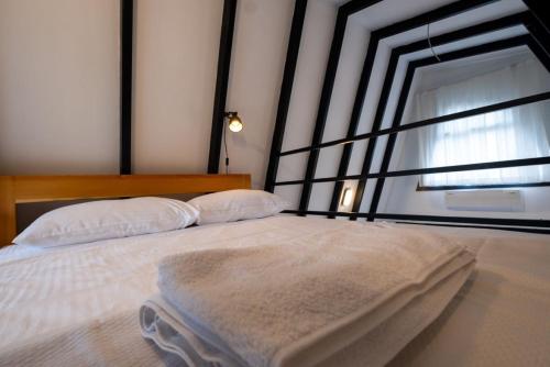 Schlafzimmer mit einem Bett und einem großen Fenster in der Unterkunft Adore Datca Beach House in Döşeme