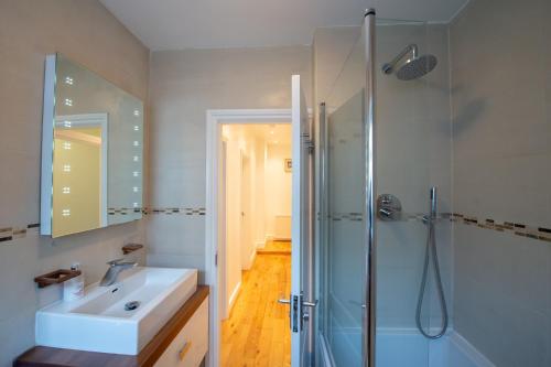 uma casa de banho com um lavatório e um chuveiro em Mayfair Town House em Londres