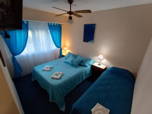 1 Schlafzimmer mit 2 Betten und einem Deckenventilator in der Unterkunft Hotel PerlaMar in Mar del Plata