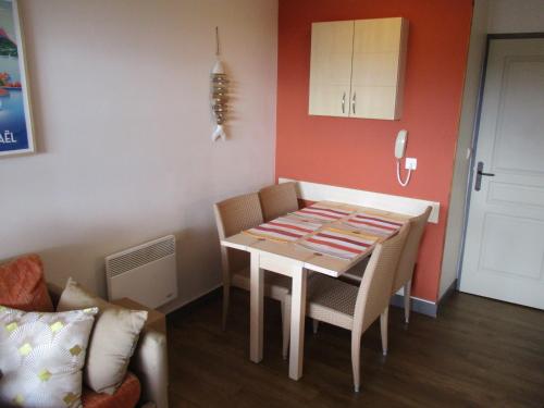 a kitchen with a dining room table and chairs at "Location Vue MER et ESTEREL", Cap Estérel Agay-Saint Raphaël, T2, piscines, parking, wifi in Saint-Raphaël
