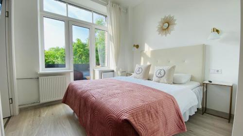 Llit o llits en una habitació de Heritage House Dane apartment