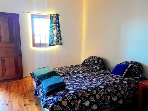 une chambre avec un lit et une fenêtre dans l'établissement Appartement vue imprenable, au Puy-en-Velay