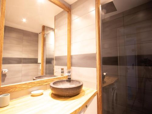 une salle de bain avec deux lavabos et un grand miroir dans l'établissement Tignes - Appartement vue golf, à Tignes