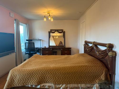 een slaapkamer met een bed, een dressoir en een spiegel bij Stockholm City Room for digital Nomads Elegance & Comfort - Tryggt & Privat - Room3 in Täby