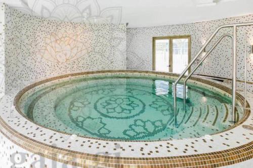 uma banheira de hidromassagem num quarto com uma parede em Hidden Gem at Luxurious Ocean Village em Gibraltar