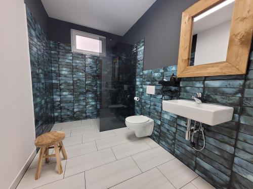 Ένα μπάνιο στο Ferienwohnung Himmelsblick am See
