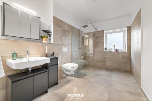 ein Badezimmer mit Waschbecken und Toilette in der Unterkunft Ferienwohnung Salzbrise Fehmarn in Fehmarn