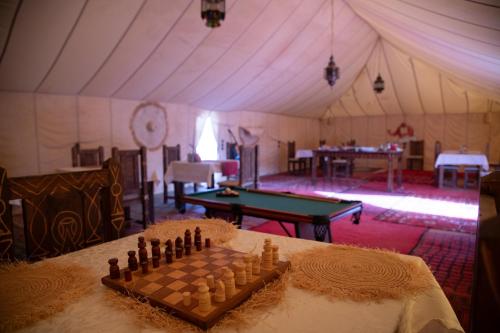 um tabuleiro de xadrez numa mesa numa tenda em Dihya desert camp em Merzouga