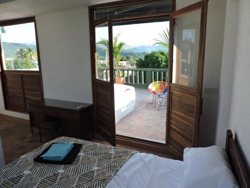 una camera da letto con un letto e vista su un balcone di Casa Macondo a Tocaima
