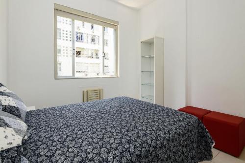 a white bedroom with a bed and a window at Vista mar entre Copacabana Ipanema e Arpoador in Rio de Janeiro