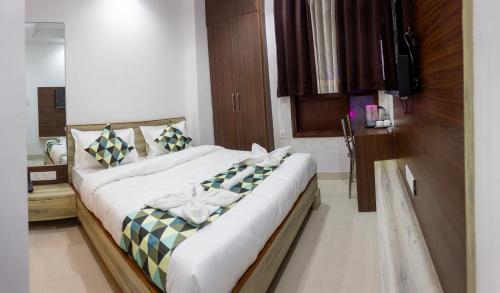 um quarto com uma cama grande com arcos em Hotel NEU-NEST em Rishikesh