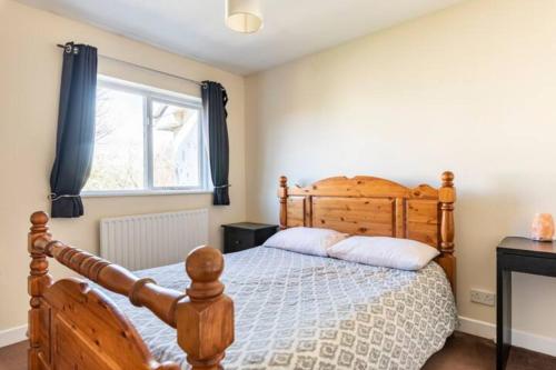 - une chambre avec un lit en bois et une fenêtre dans l'établissement Twin bed in a quiet area, à Dublin