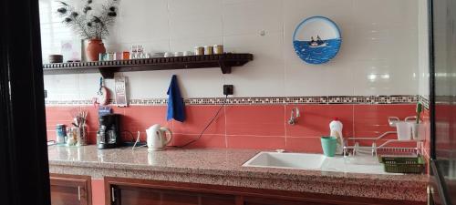 eine Küche mit einer Spüle und einer Arbeitsplatte in der Unterkunft Dar Malaika in Oualidia