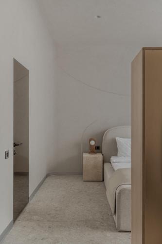 Кровать или кровати в номере Sfumato Rooms
