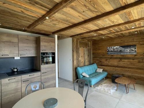 un salon avec un canapé bleu et une table dans l'établissement Appartement 2 pièces pour 4 pers avec balcon à l'Alpe d'Huez - FR-1-405-227, à Huez