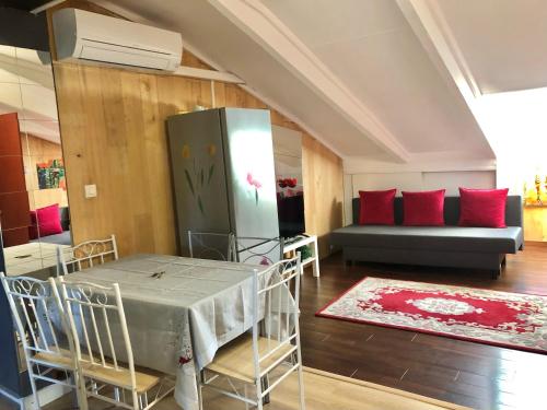 - un salon avec une table et un canapé dans l'établissement Apt 2-3 pces dans le Carre d Or a 290 m des plages, à Nice