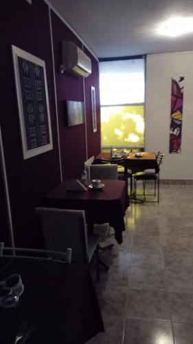 ヴィラ・カルロス・パスにあるHOTEL CRONOSのテーブルと椅子のあるレストラン、ダイニングルーム