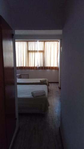 ヴィラ・カルロス・パスにあるHOTEL CRONOSのベッドルーム1室(ベッド2台、窓付)