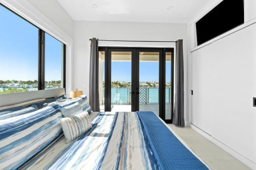 1 dormitorio con cama y ventana grande en Luxury Seaside Escape ~ Heated Pool w Jacuzzi ~ Elevator ~ Dock ~ Scenic Views, en Marathon