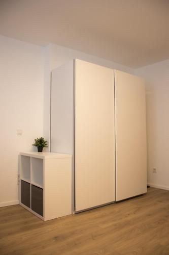 einen großen weißen Kleiderschrank in einem Zimmer in der Unterkunft Modernes Apartment 3 in Bad Kreuznach mit einfachem Self-Check-in in Bad Kreuznach