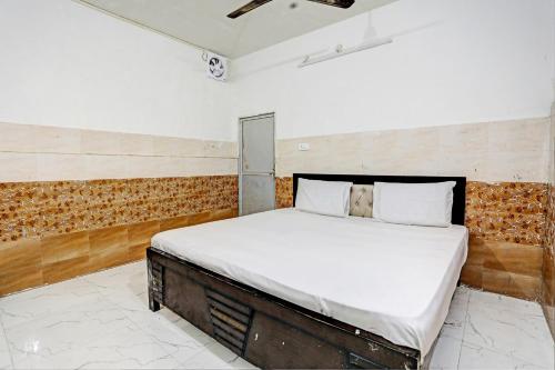 Ein Bett oder Betten in einem Zimmer der Unterkunft OYO Highway Inn Hotel