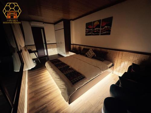 Łóżko lub łóżka w pokoju w obiekcie Mèo Vạc Beehive House
