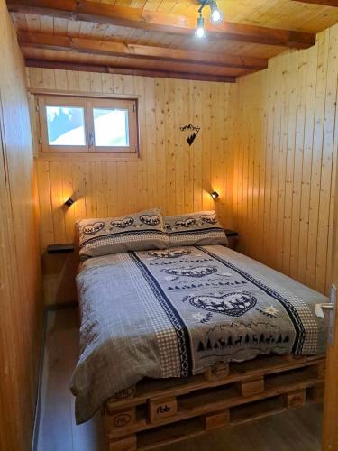 Troistorrents的住宿－Au Chalet，小木屋内一间卧室,配有一张床