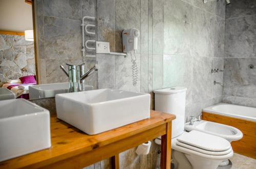 y baño con lavabo blanco y aseo. en Apartamentos Catedral Inn en San Carlos de Bariloche
