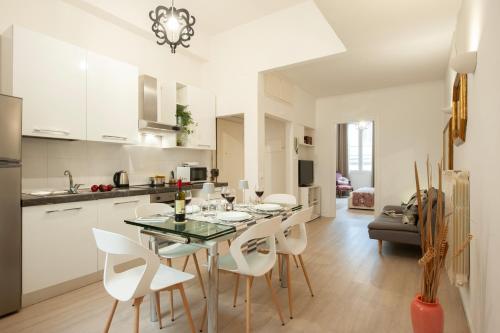 eine Küche und ein Esszimmer mit einem Tisch und Stühlen in der Unterkunft Bargello - Flo Apartments in Florenz