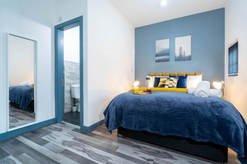 バーミンガムにあるSky Rooms One Bedroom Modern Studio Apartment 3のベッドと大きな鏡のある寝室