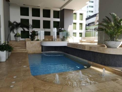 uma grande piscina no meio de um edifício em Edificio Murano Elite Apartamento 3 habitaciones- Hermosa vista al mar em Cartagena das Índias