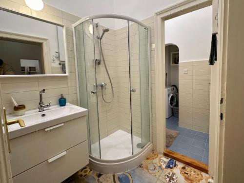 y baño con ducha y lavamanos. en Cozy studio flat in the heart of Budapest en Budapest