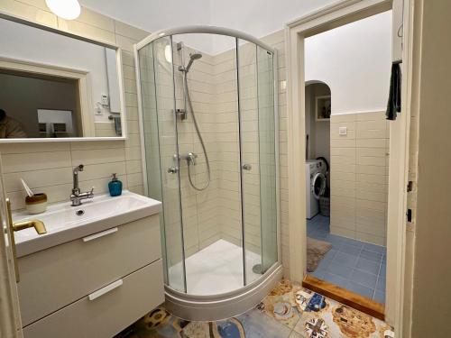 La salle de bains est pourvue d'une douche et d'un lavabo. dans l'établissement Cozy studio flat in the heart of Budapest, à Budapest