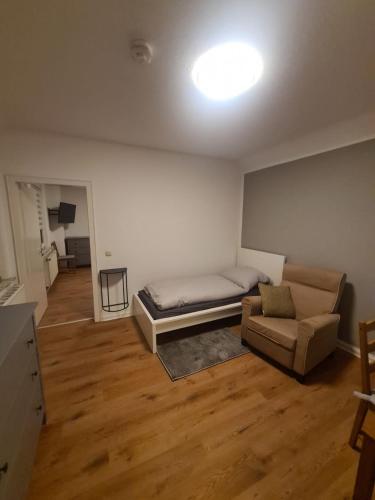 uma sala de estar com uma cama e um sofá em Schöne 2 Zimmer Apartment in Uerdingen Nähe Düsseldorf em Krefeld